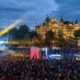 Das Bild zeigt Besuchende beim Konzert von Roland Kaiser sowie das Schweriner Schloss am Abend