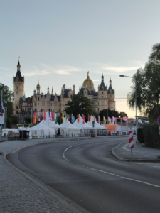 Das Bild zeigt das Schweriner Schloss während des Bürgerfestes