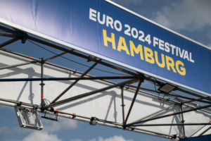 Das Bild zeigt Sensoren und Kapazitätsanzeigen an einem Zugangstor der FAN ZONE 2024