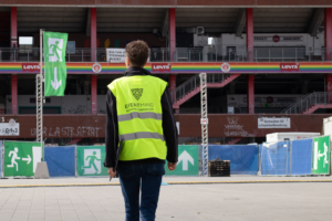 Das Bild zeigt den Sicherheitsmanager der FAN ZONE in Hamburg bei der Arbeit