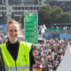 Das Bild zeigt einen Sicherheitsmager und eine Sicherheitsmanagerin der FAN ZONE in Hamburg. Im Hintergrund sieht man Fans im Bereich des Public Viewings