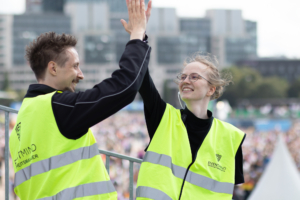 Das Bild zeigt einen Sicherheitsmager und eine Sicherheitsmanagerin der FAN ZONE in Hamburg