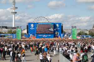 Das Bild zeigt sehr viele Fans im Bereich des Public Viewings in Hamburg