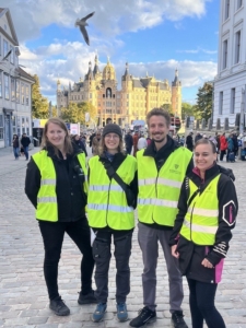 Das Bild zeigt die Mitarbeitenden der EventMind UG vor dem Schweriner Schloss