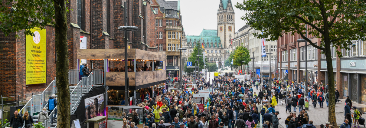 Das Bild zeigt die Hamburger Mönckebergstraße während der Veranstaltung zum Tag der Deutschen Einheit in 2023 mit Ständen und Besuchenden.